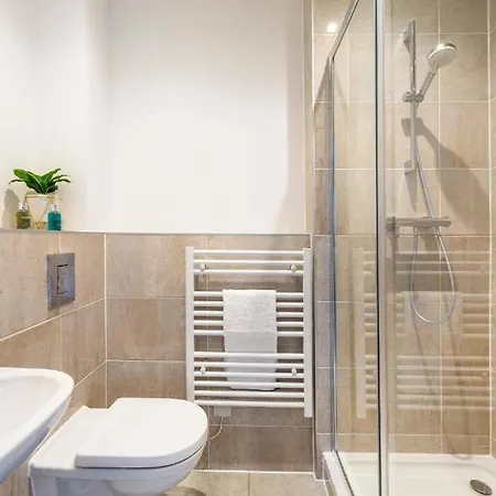 Central, Chic & Vibrant 2bd - Free Parking *