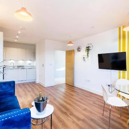 Central, Chic & Vibrant 2bd - Free Parking *
