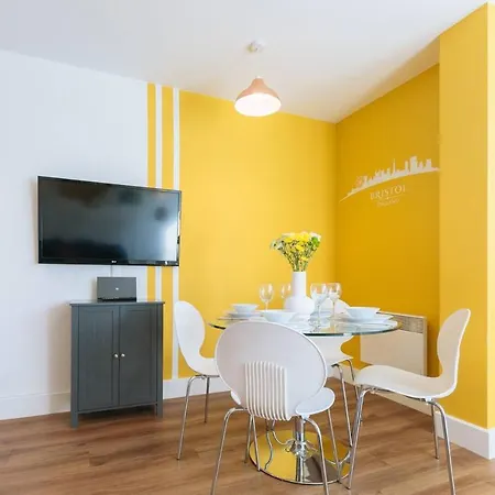 Central, Chic & Vibrant 2bd - Free Parking *
