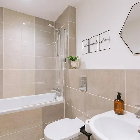 Central, Chic & Vibrant 2bd - Free Parking