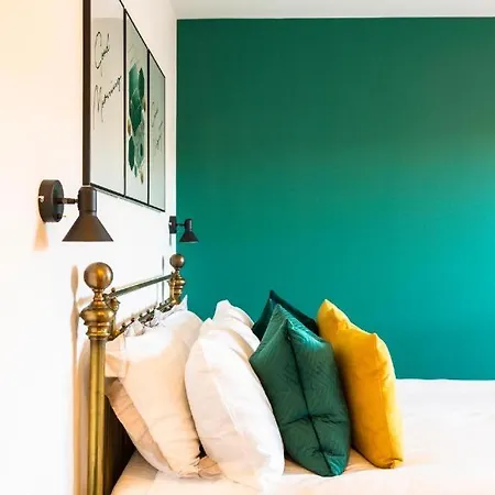 Central, Chic & Vibrant 2bd - Free Parking